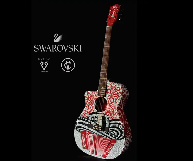 Swarovski diseñó la guitarra perfecta para Carlos Vives