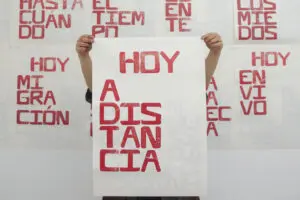 El artista que transmite su cuarentena 24/7 en una galería de Bogotá