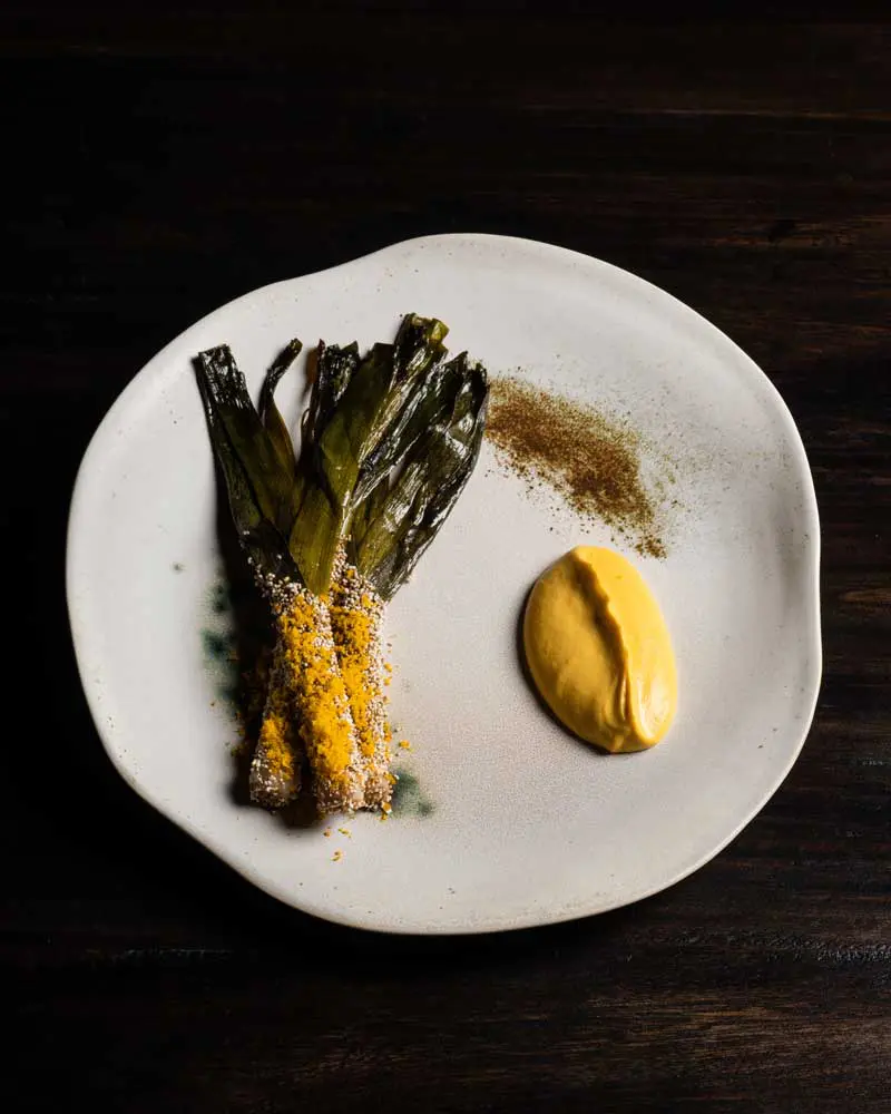 Humo Negro, la nueva joya gastronómica de Bogotá Cebolla puerro, alta cocina, gastronomía colombiana