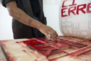 El artista que transmite su cuarentena 24/7 en una galería de Bogotá