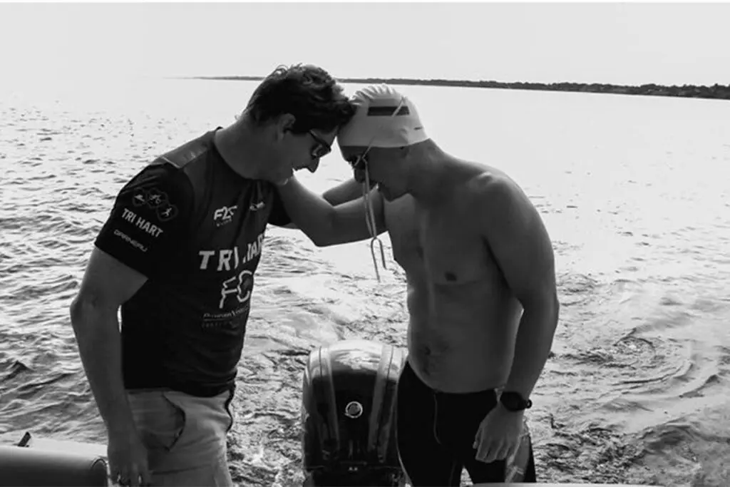 El médico colombiano que cruzó a nado el lago Ontario para crear conciencia sobre el autismo