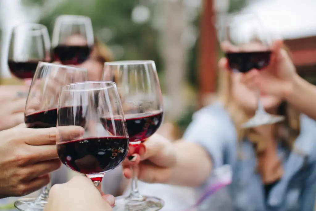Expovinos 2023: horarios e invitados de la feria que celebra sus 18 años El vino es la bebida ideal para compartir con los amigos.