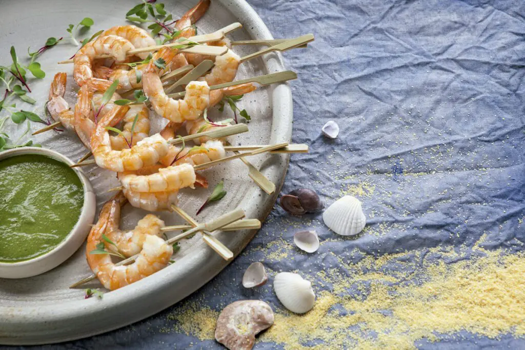 Pinchos de langostinos y otras recetas para picar y preparar en casa Recetas para picar