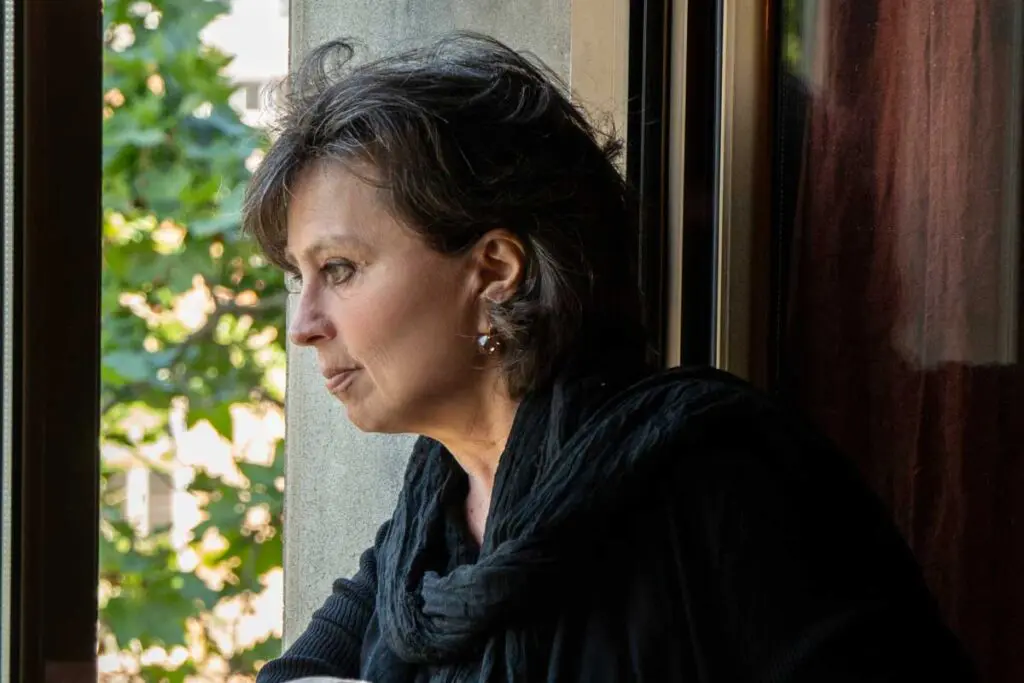Los cinco libros que no pueden faltar en la biblioteca de la escritora laura restrepo