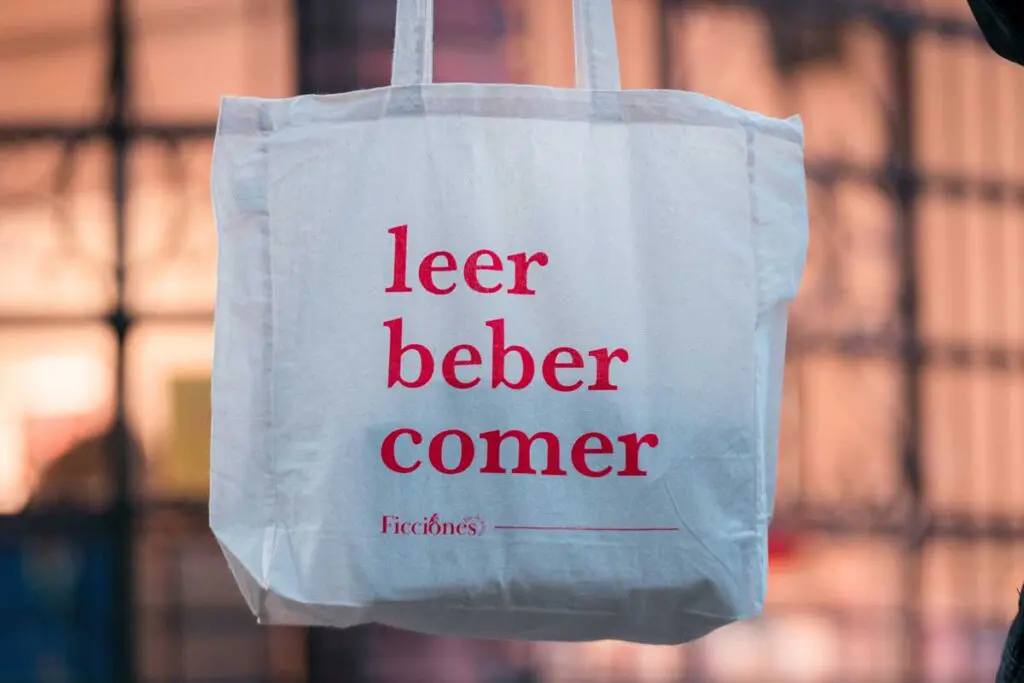 Ficciones, un bar de libros en el corazón de Quinta Camacho