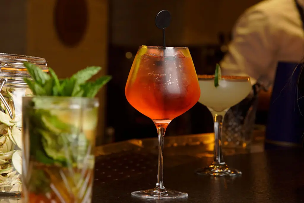 Cocteles y maridaje, una combinación ganadora Cocteles en lobby bar