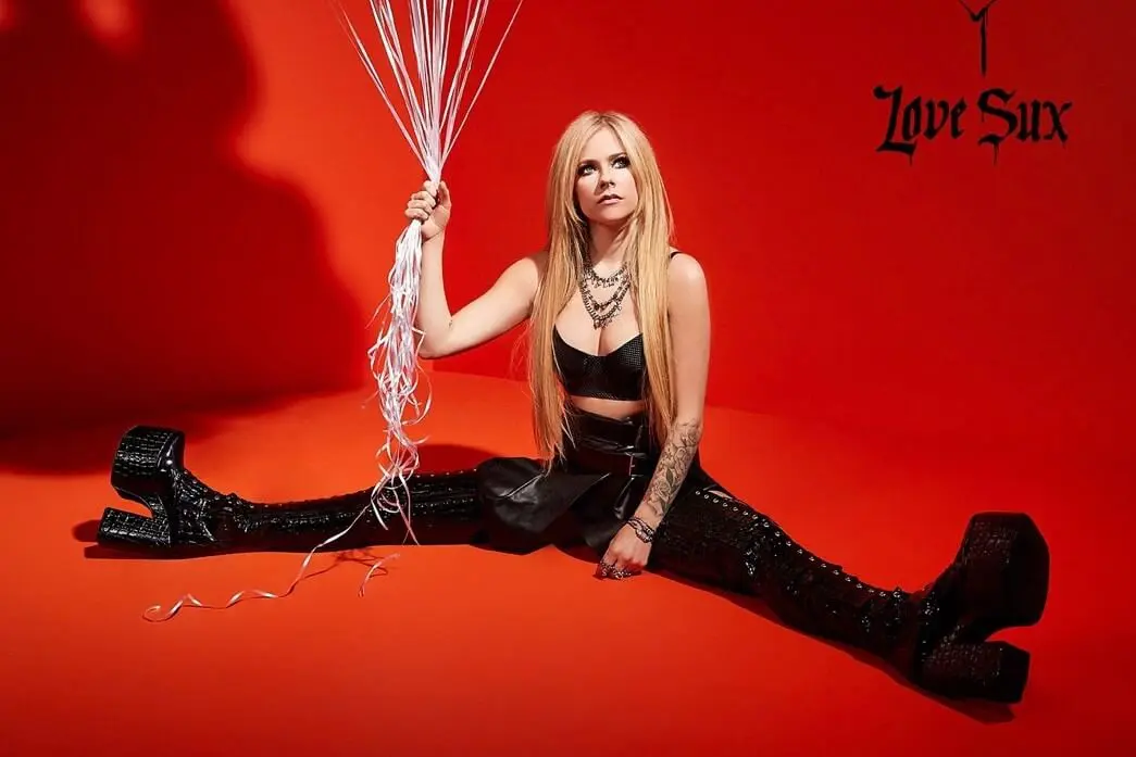 Esta es parte de la portada del nuevo álbum de Avil Laligne, 'Love Sux'