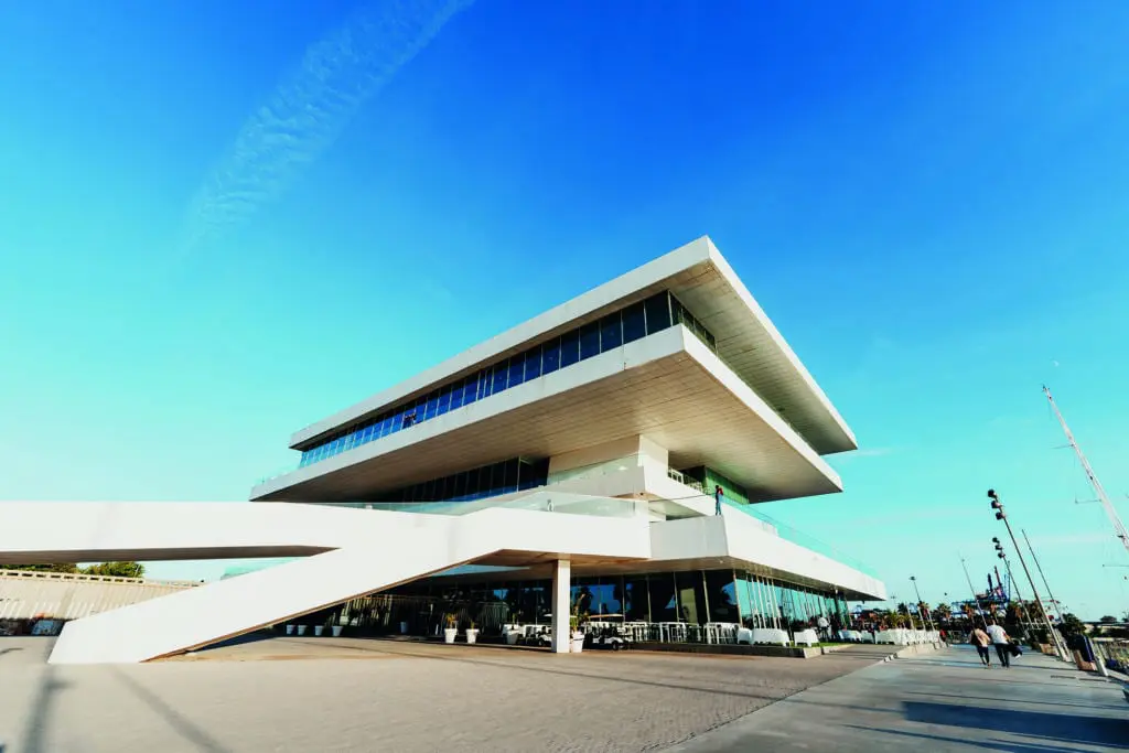 En la Marina de Valencia hay edificios emblemáticos como el Veles e Vents, un multiespacio cultural y gastronómico. / Cortesía Visit Valencia.