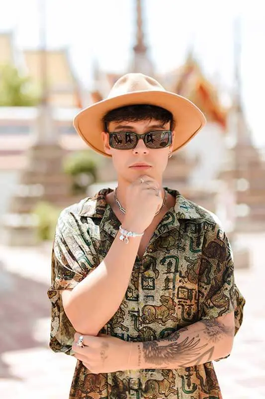 Pandora brilla entre templos y modernos edificios en tailandia con sus influencers favoritos