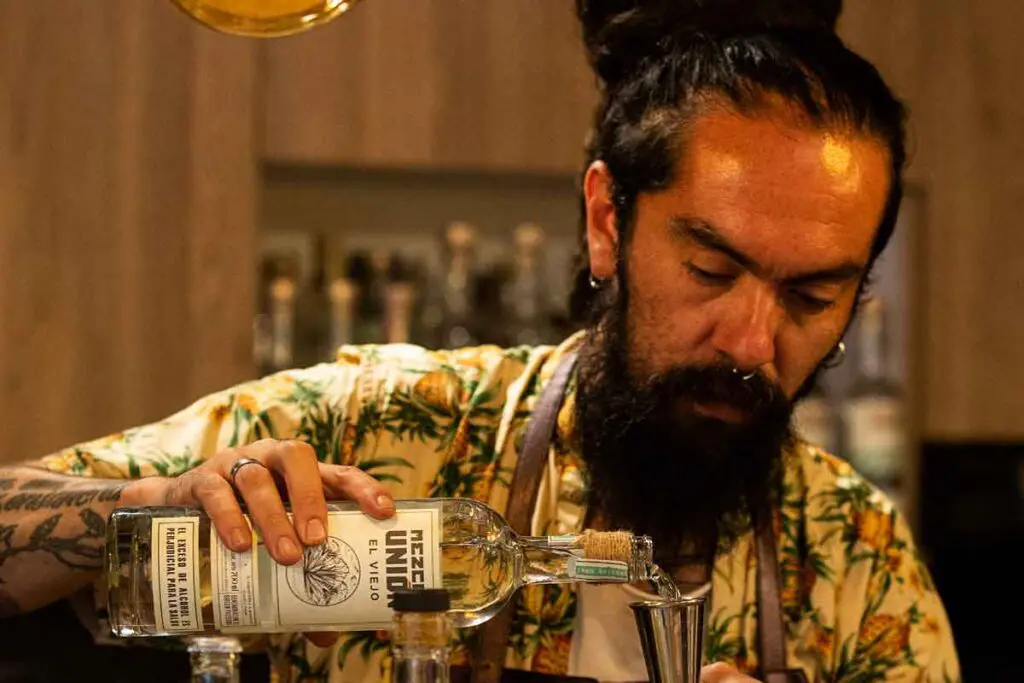 Una noche en Chapinero tomando mezcal: la bebida que ‘nació de un rayo’ 