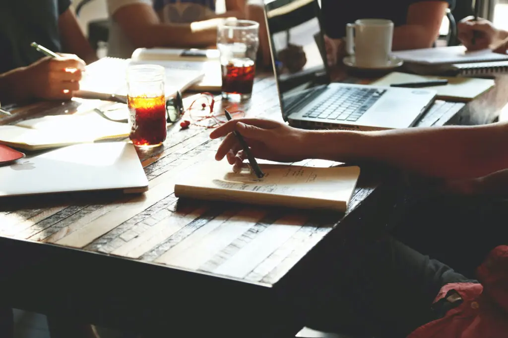 ¿cómo facebook, google y otras empresas motivan a sus trabajadores? Empresas