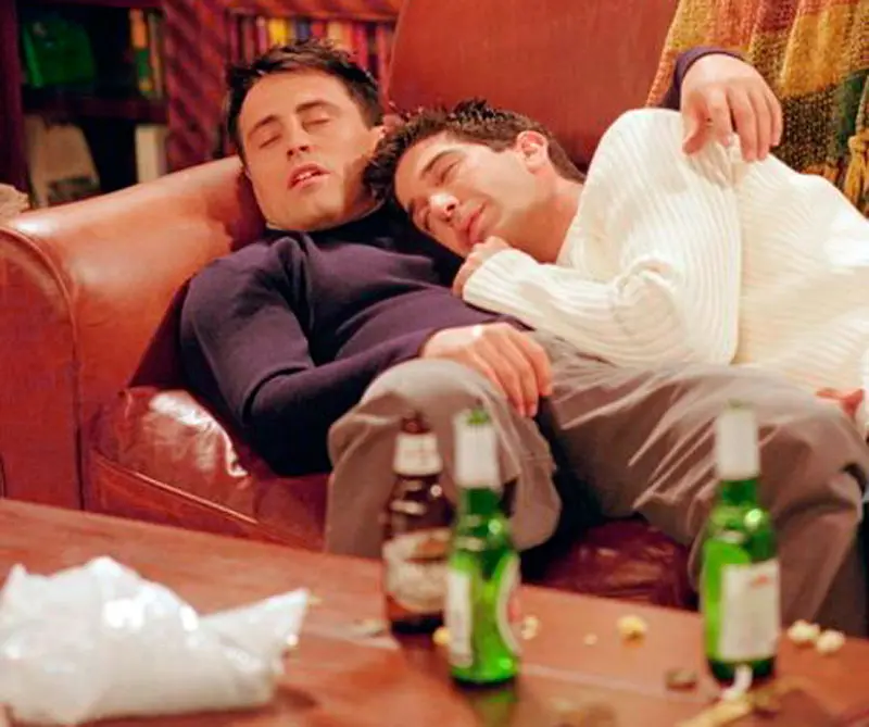 ¿Por qué da sueño el exceso de comida?