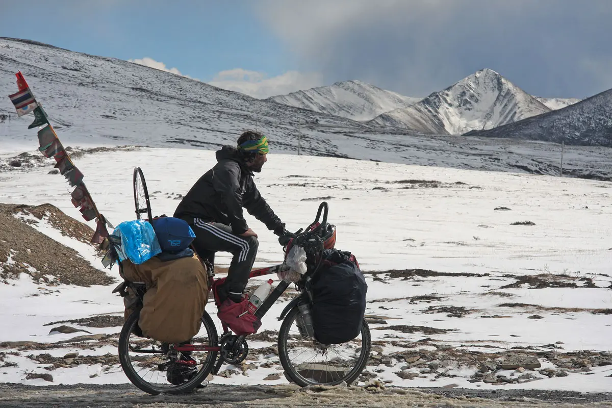 La historia del argentino que le dio la vuelta al mundo en bicicleta