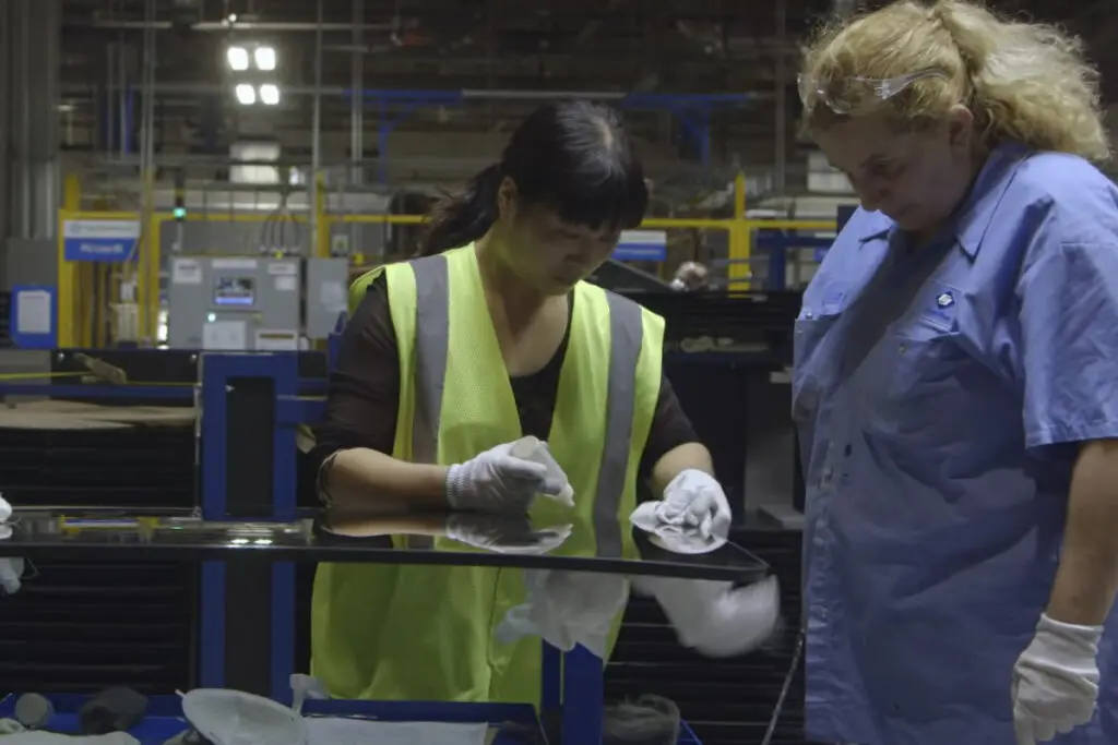 American factory, el documental producido por barack y michelle obama American factory