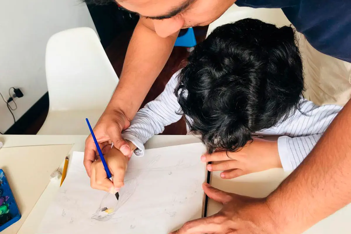 Consejos para llevar la cuarentena con niños en casa dibujando