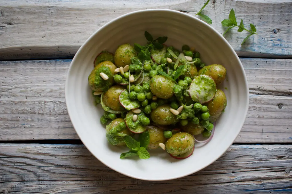 Receta: ensalada de papas con arvejas y pesto para hacer en casa Papas