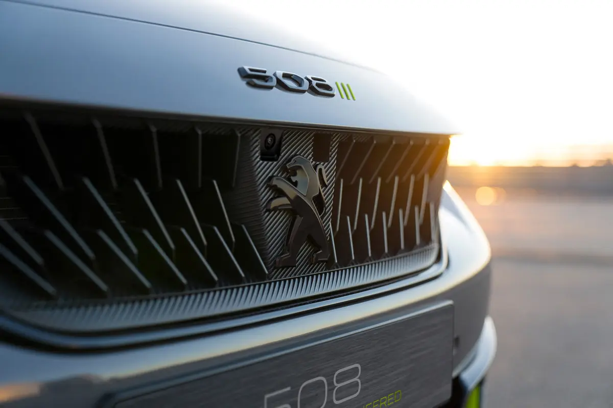 Peugeot celebra 210 años con el lanzamiento de su híbrido más potente Logo Peugeot