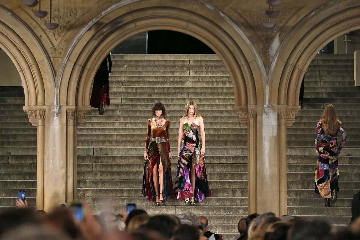10 lugares asombrosos que se convirtieron en pasarelas de moda Central park desfile