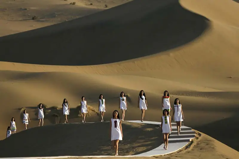 10 lugares asombrosos que se convirtieron en pasarelas de moda Pasarela desierto