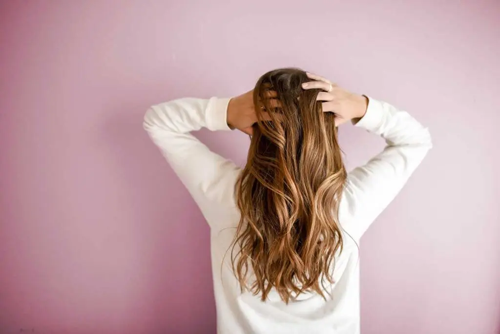 La técnica perfecta para secarse el pelo según la estilista de camila cabello