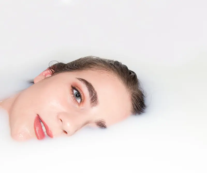 Cuatro razones y una rutina para no olvidar su piel en estas vacaciones