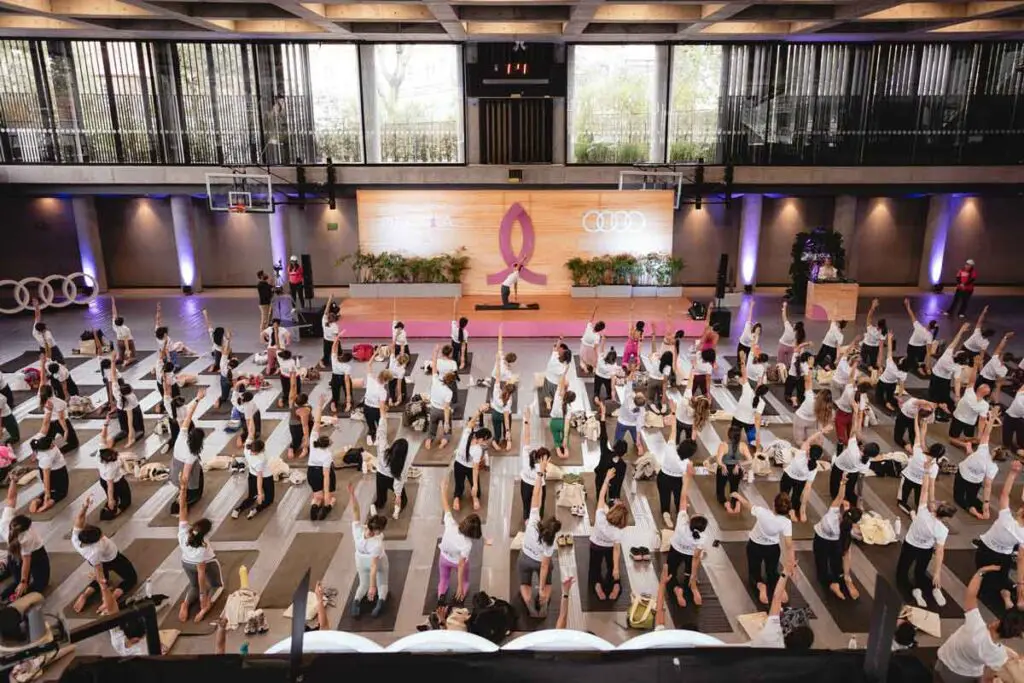 Pink yoga recaudó más de 30 millones para la prevención del cáncer de mama