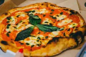 El origen de la pizza hawaiana, napolitana y dónde probarlas en bogotá El origen de la pizza margarita