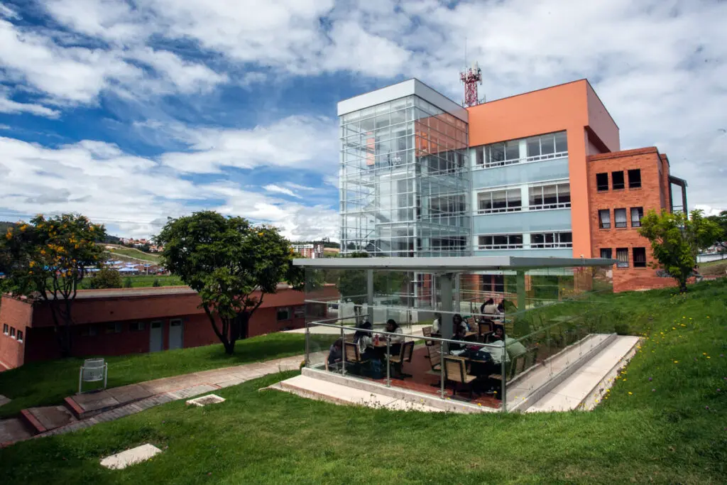Innovación y libertad de pensamiento: la universidad de boyacá cumple 40 años