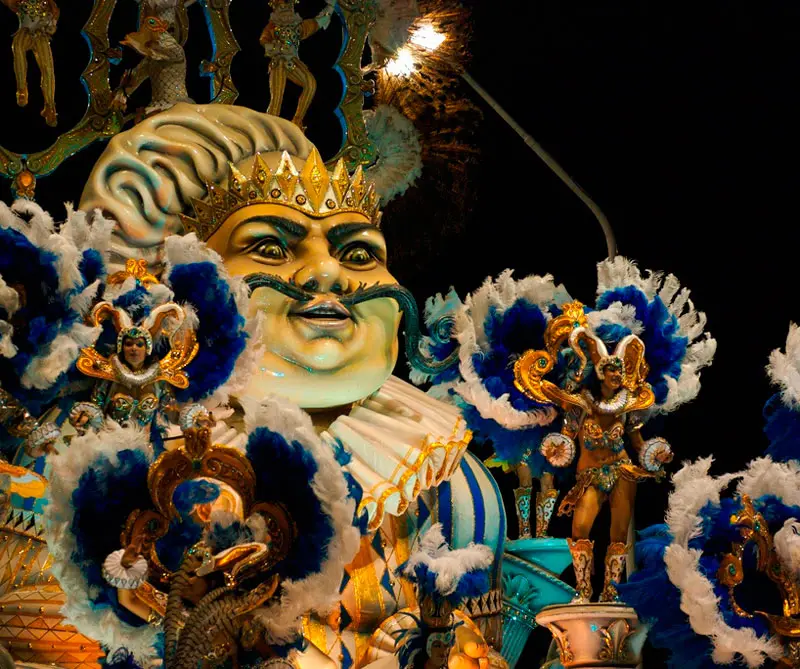 Conocido por uno de los carnavales más populares del mundo, Recife recibe turistas de todo el mundo que se suman a la ‘Galo da Madrugada’ las fiestas en las calles de la ciudad. Foto: Booking.