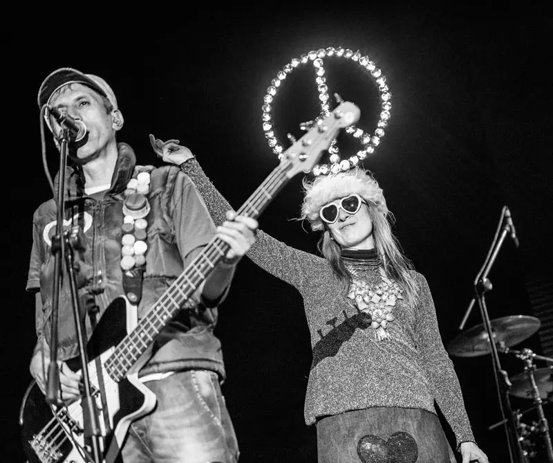 Aterciopelados estrena video para rendir tributo a juan gabriel Aterciopelados estrena video para rendir tributo a juan gabriel