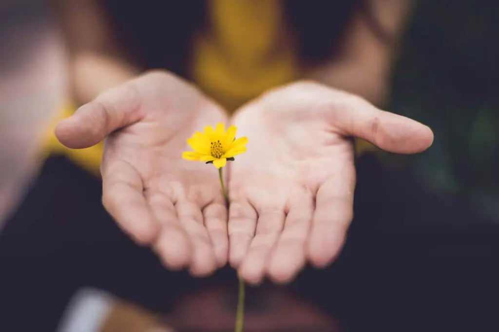Estas son las palabras que no debe decirle a una persona con cáncer Persona con cáncer
