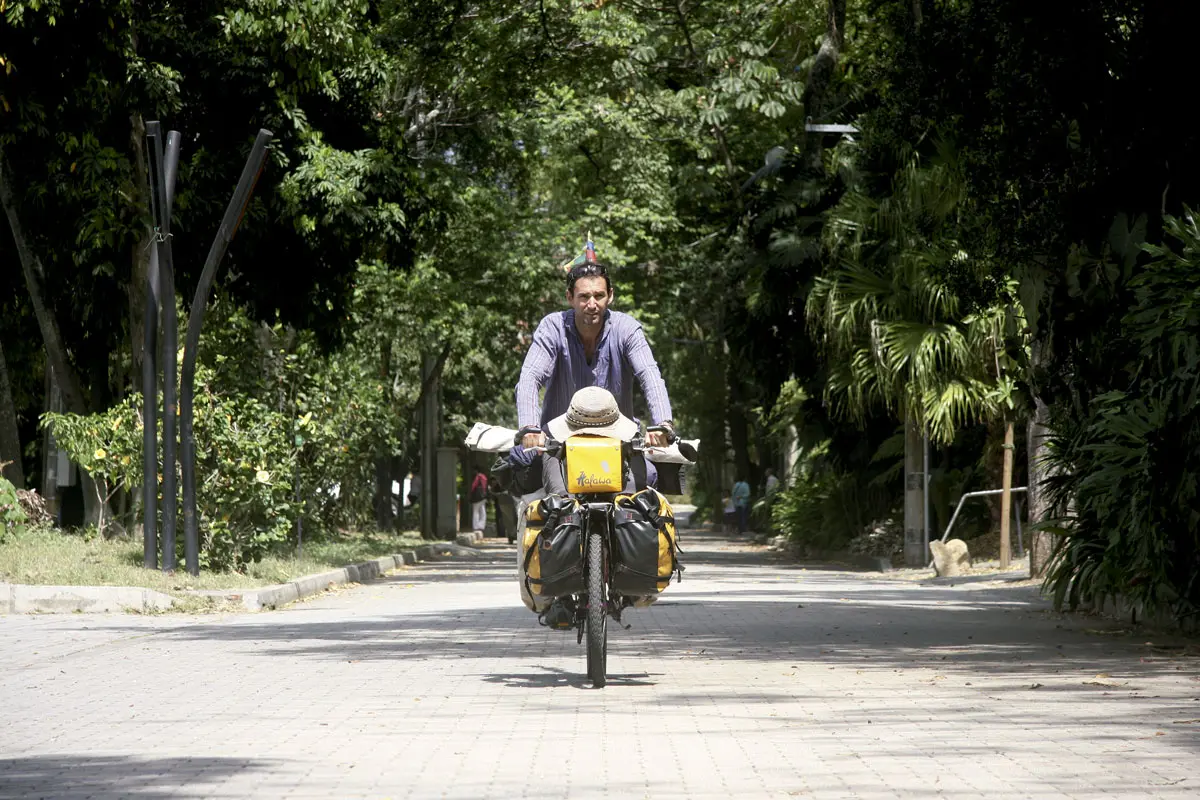 La historia del argentino que le dio la vuelta al mundo en bicicleta
