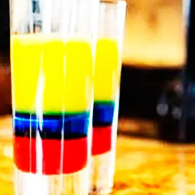 Comida amarillo, azul y rojo para celebrar el día de la independencia de colombia