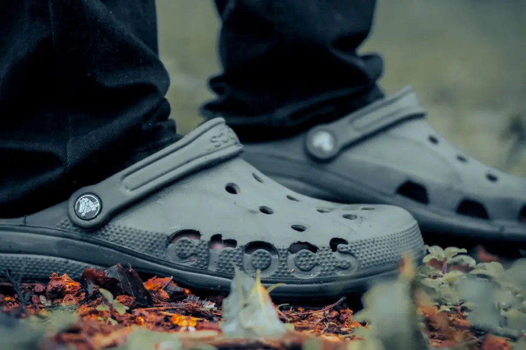 ¿cuáles son las consecuencias de andar en crocs durante todo el día? Pantuflas