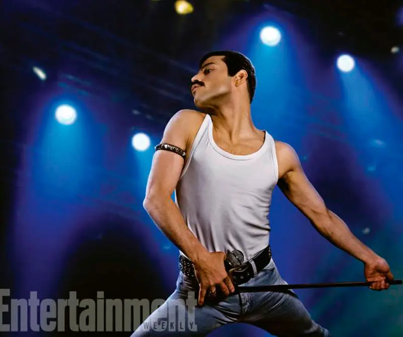 Vea a rami malek en la piel de freddie mercury