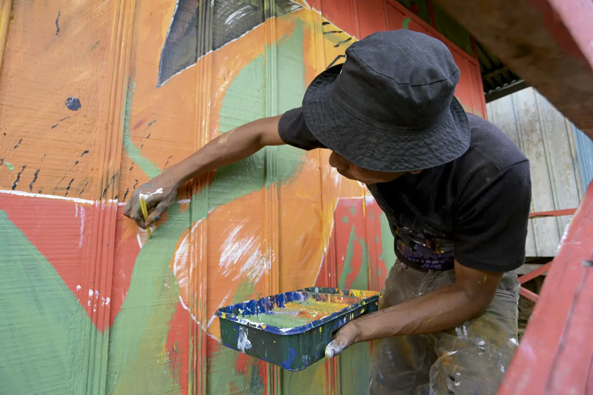 Artista pintando en Mocagua.