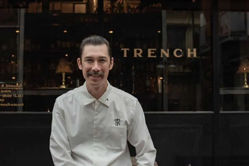 Aguardiente, bartender, trench