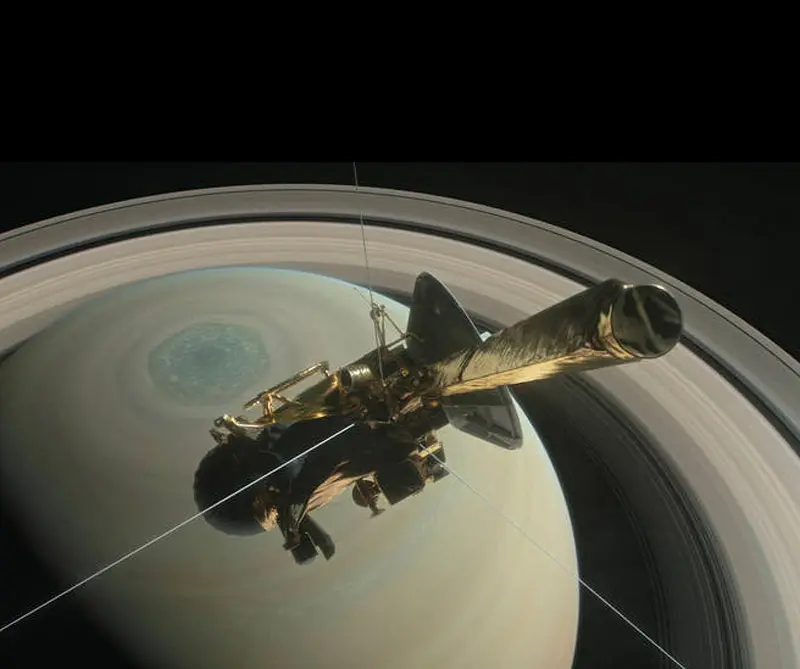 Cassini, la primera nave espacial en meterse entre saturno y sus anillos