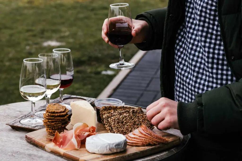 Cuatro lugares para los amantes del vino y el queso en bogotá Vinos y quesos