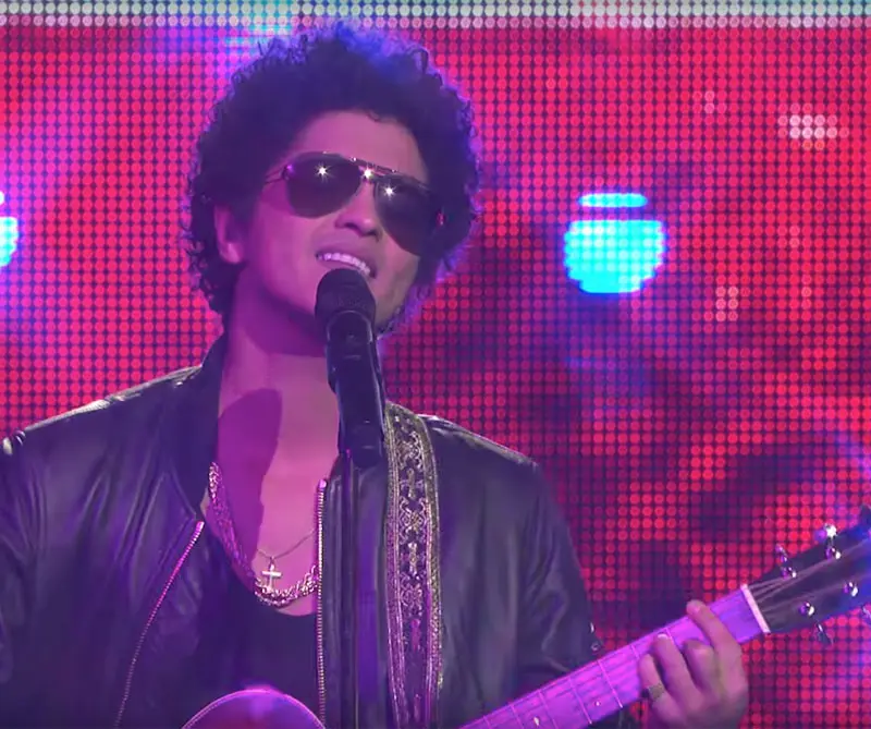 Escuche a bruno mars cantando en español