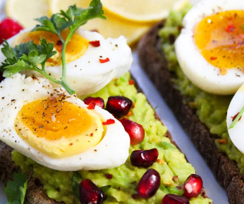 Cinco consejos para un desayuno balanceado huevos con aguacate