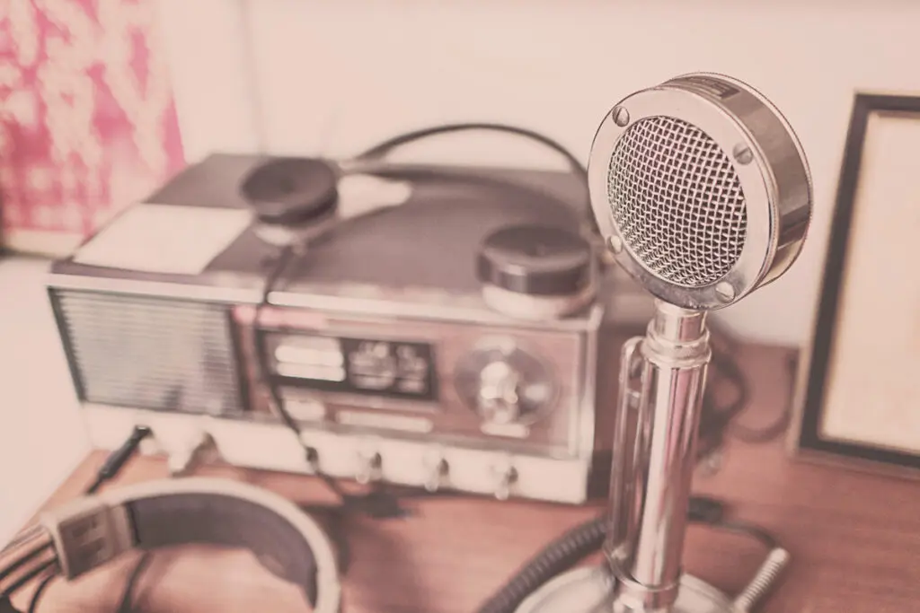 La historia de la radio colombiana, por édgar artunduaga La historia de la radio colombiana, por édgar artunduaga