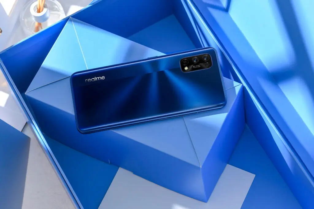 Tres celulares y unos audífonos: así es la serie 7 de realme en colombia Realme 7pro