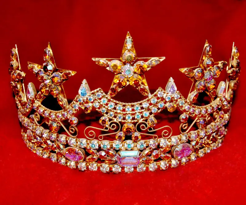 Un nadaísta desviste al reinado Un nadaísta desviste al reinado