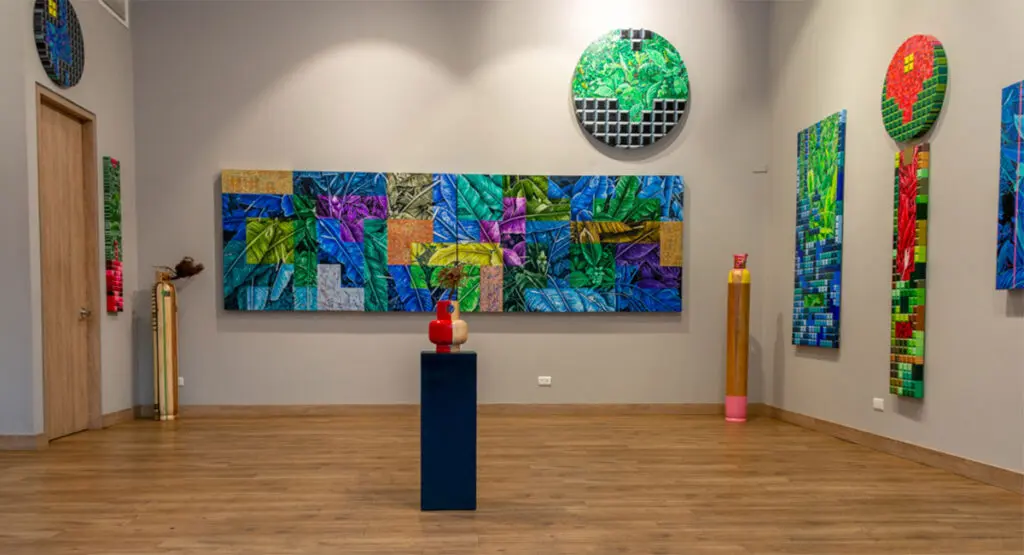 Oscar Villalobos: arte, contraste y guerra con 'Selva en conflicto' Exposición artística