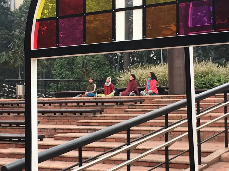 ¿Se sentaría a meditar en la calle con extraños?