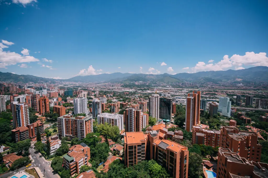 Ciudades para ser universitario vista del barrio el poblado en medellín