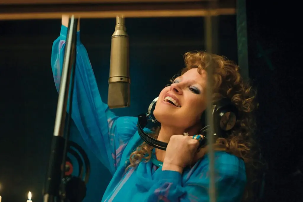 Así es la película sobre tammy faye, la telepredicadora más famosa de ee. Uu. Tammy faye interpretada por jessica chastain.