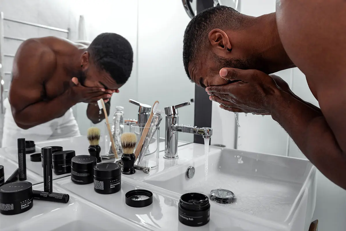 Hombre rutina cuidado piel