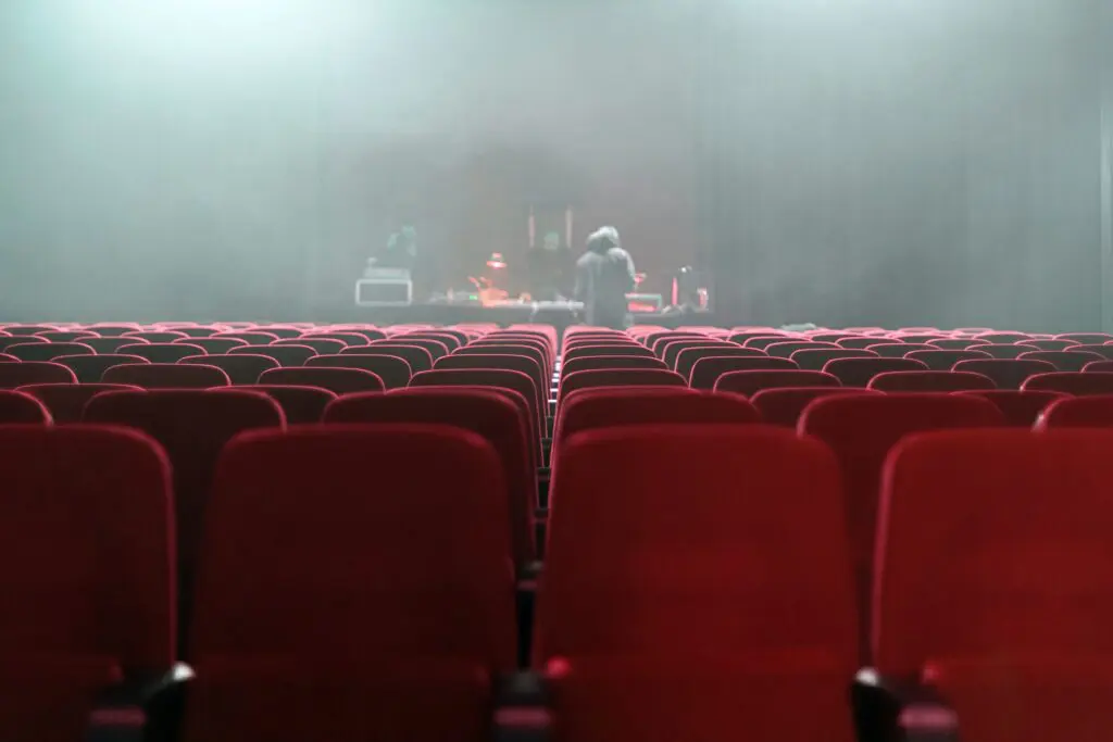 ¿quién cuida a las que nos cuidan? : una obra de teatro para reflexionar sobre los roles de género en el hogar